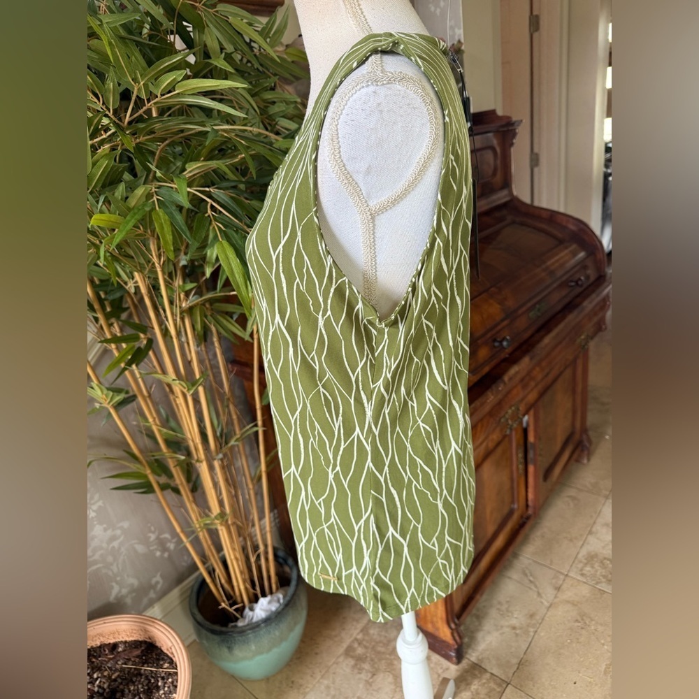 TAHARI olive green and white sleeveless tank top with gold accessory NWT. Large - Picture 4 of 12